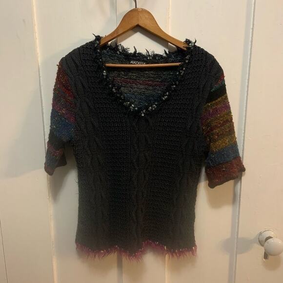 Akosua v-neck fluffy sweater w 3/4 length sleeves in a Sz medium. Colorful - Picture 3 of 7